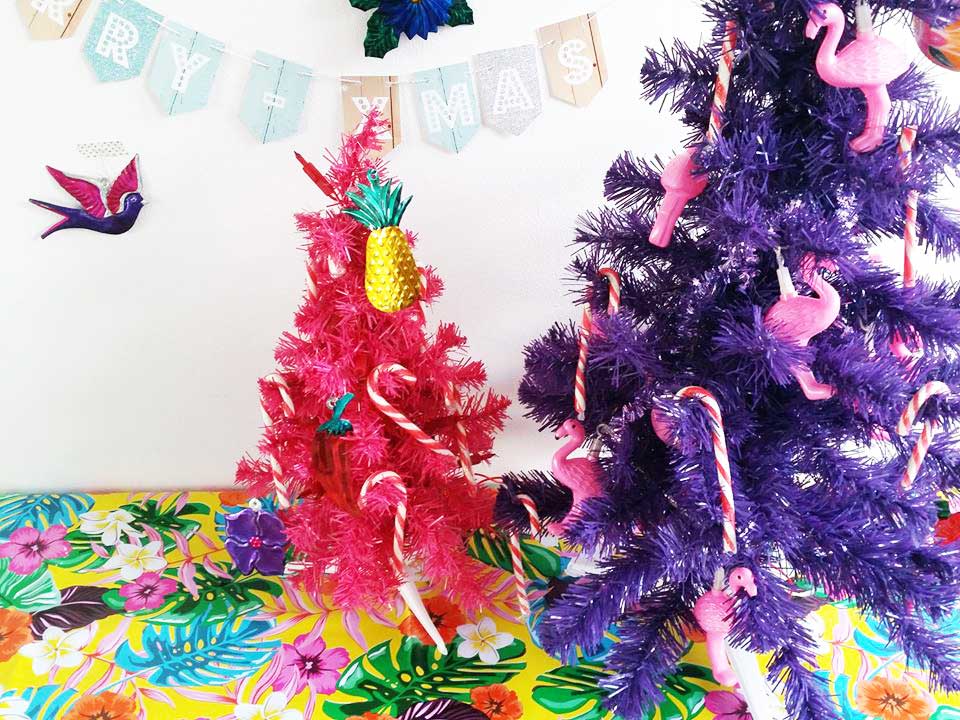 Afdrukken hoek tij Roze en paarse kerstboom met tropische decoraties | Hare Maristeit